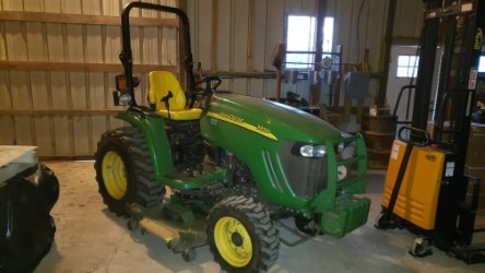 John Deere 3320