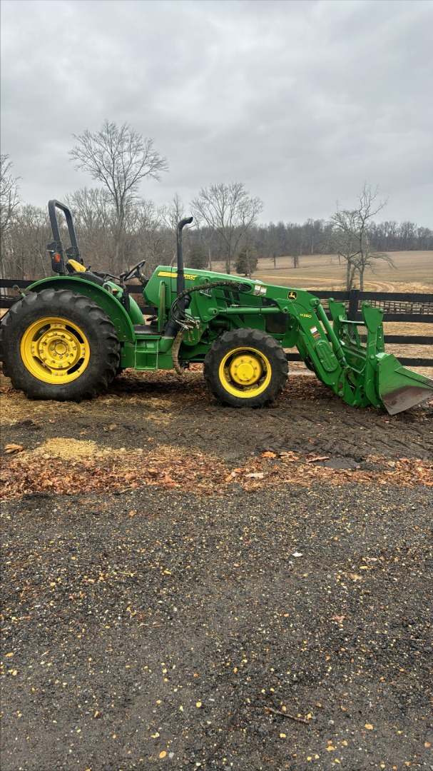 John Deere 5085E