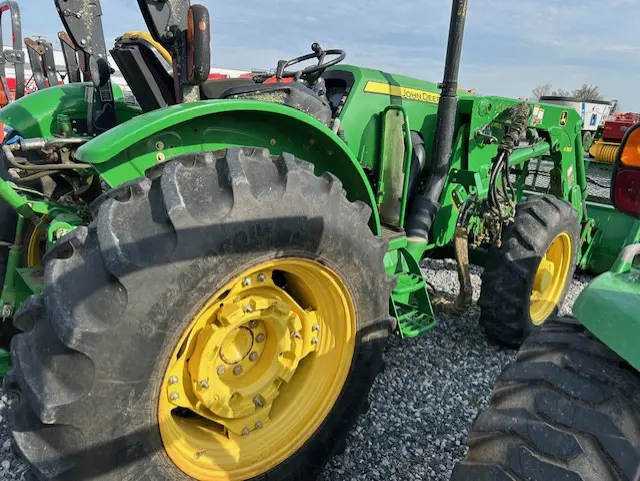 John Deere 5085E