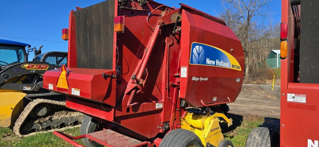 New Holland BR7060