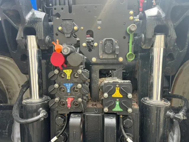 New Holland T8.435 PLMI AC