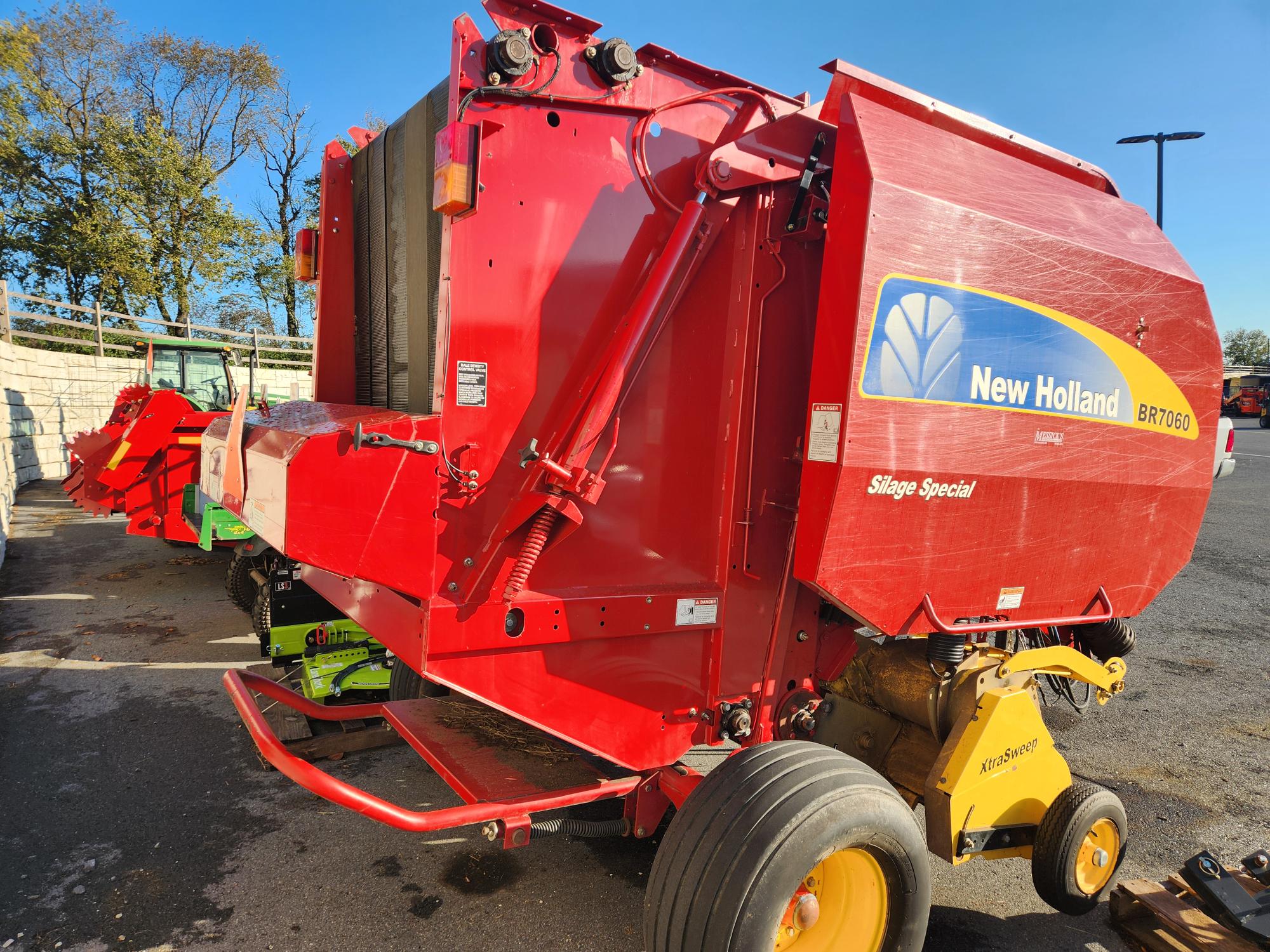 New Holland BR7060