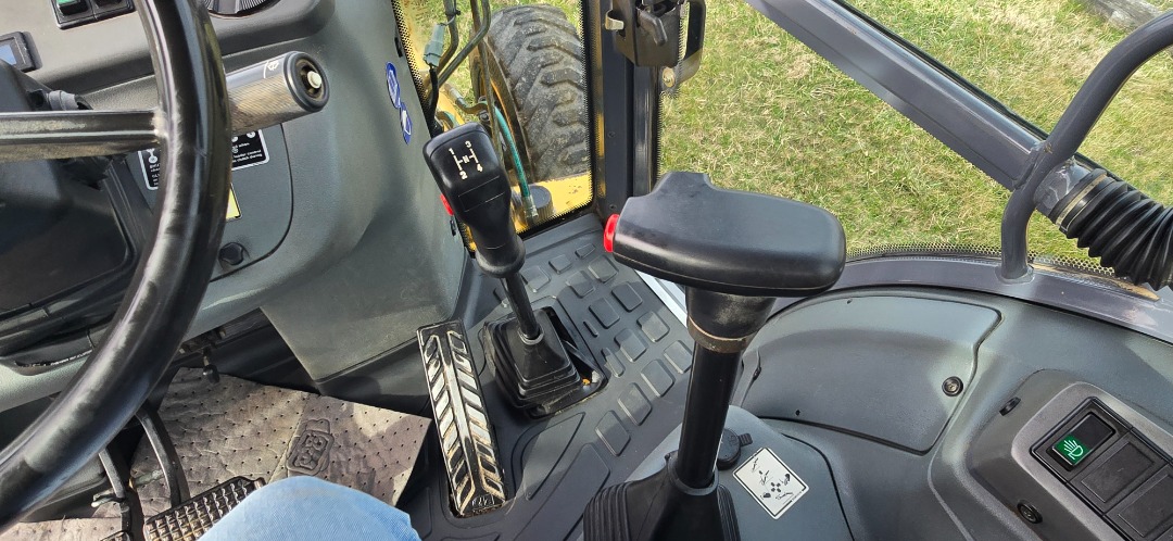 New Holland 675E
