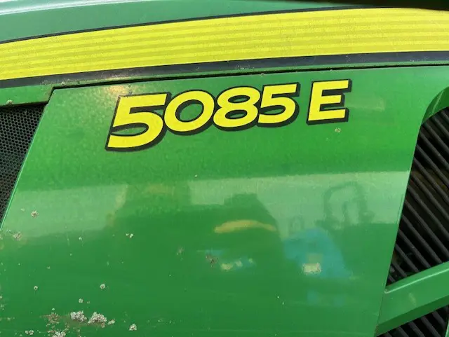 John Deere 5085E