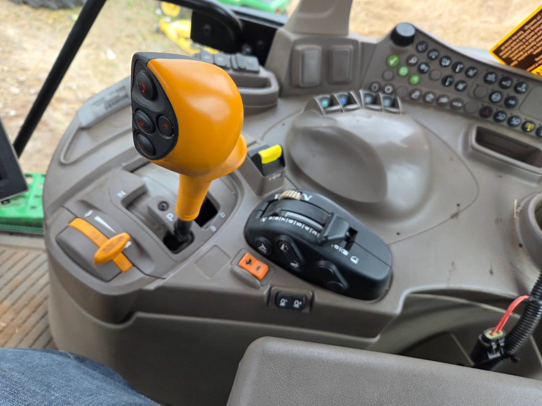 John Deere 6175M