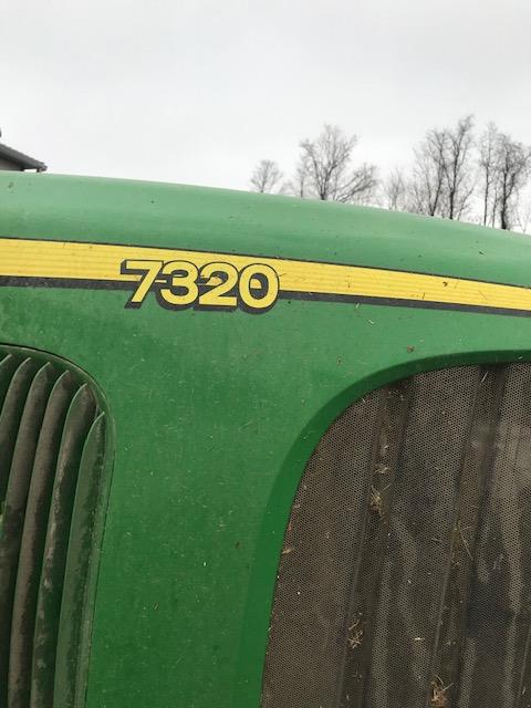 John Deere 7320