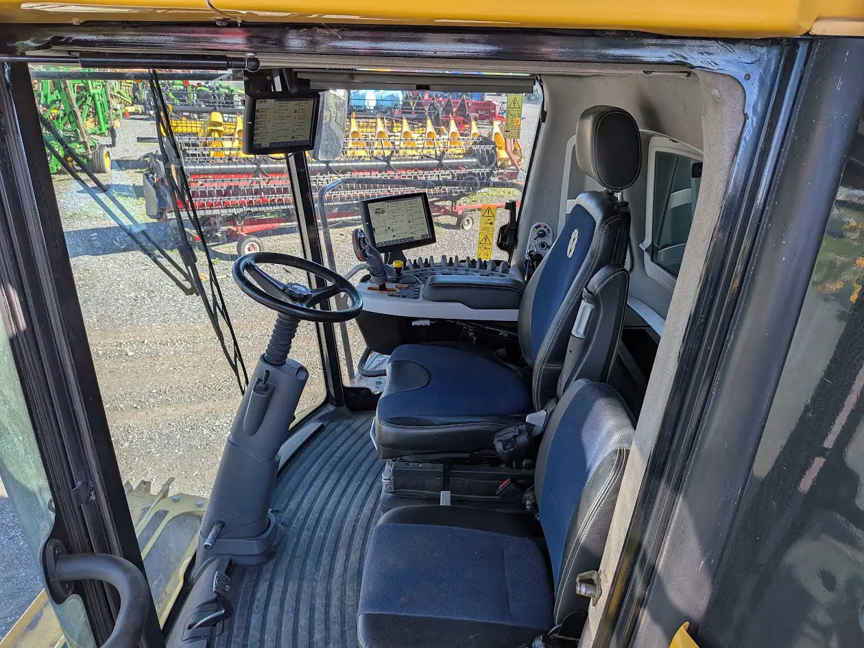 New Holland CR8.90