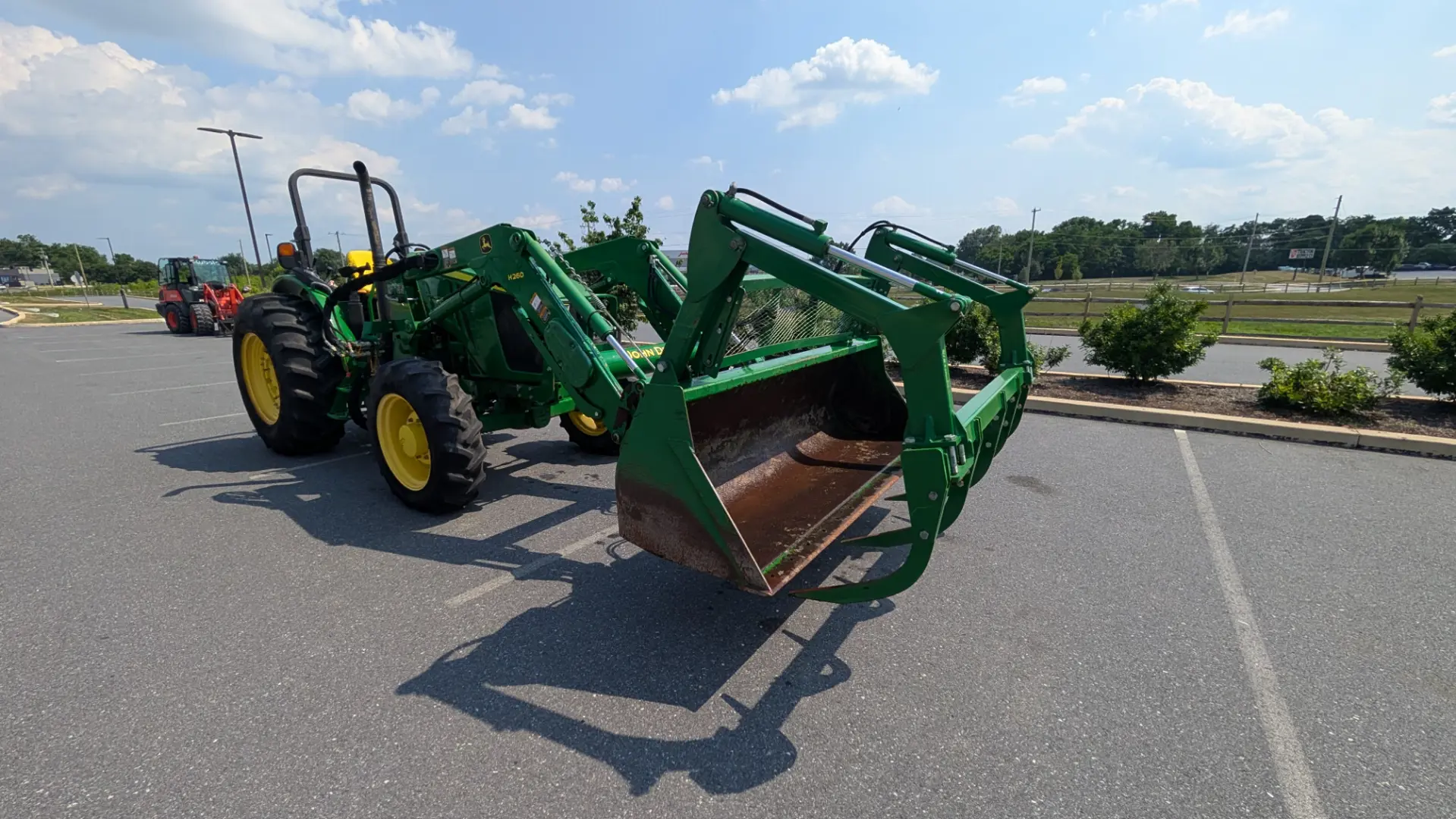 John Deere 5085E