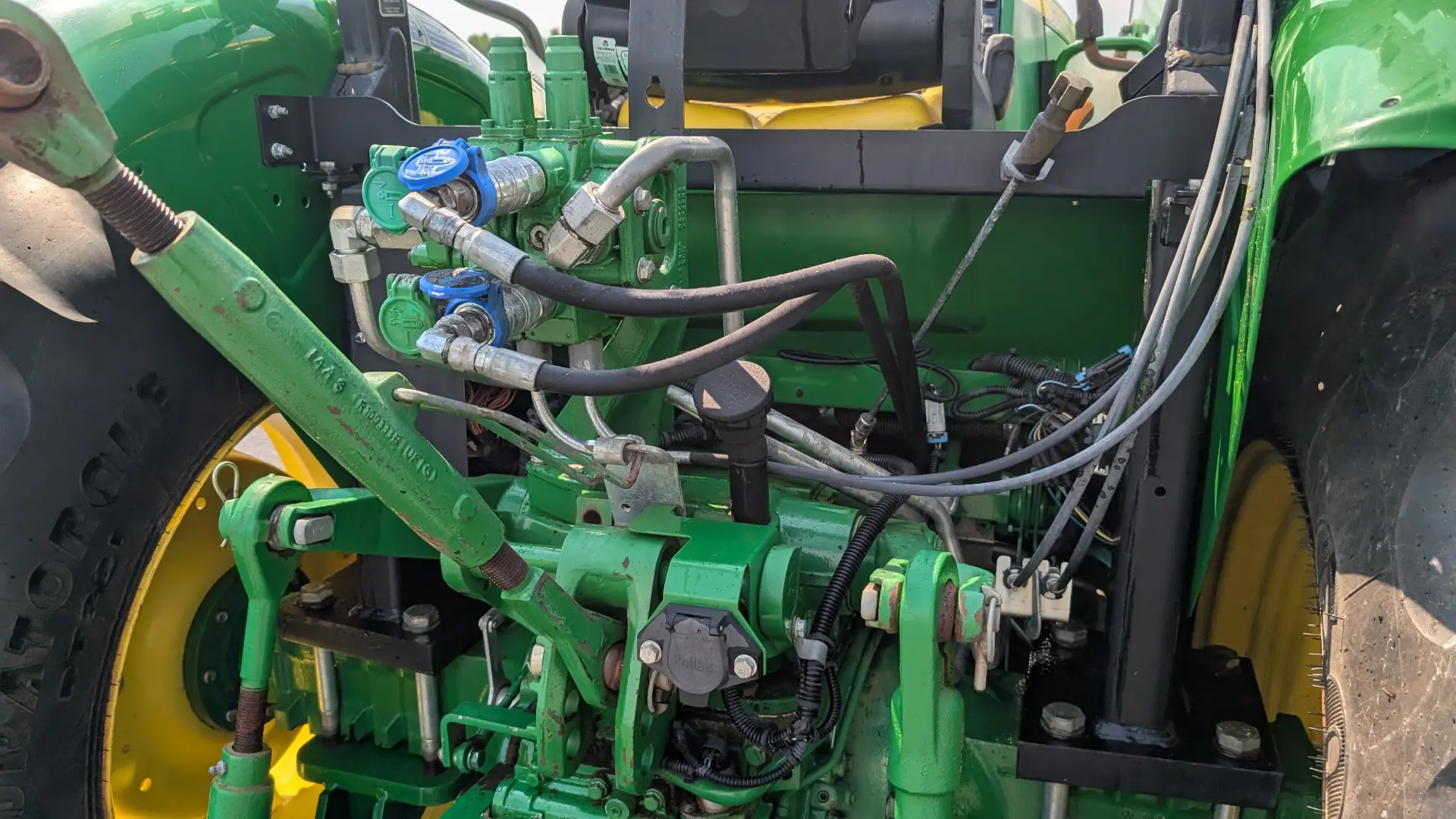 John Deere 5085E
