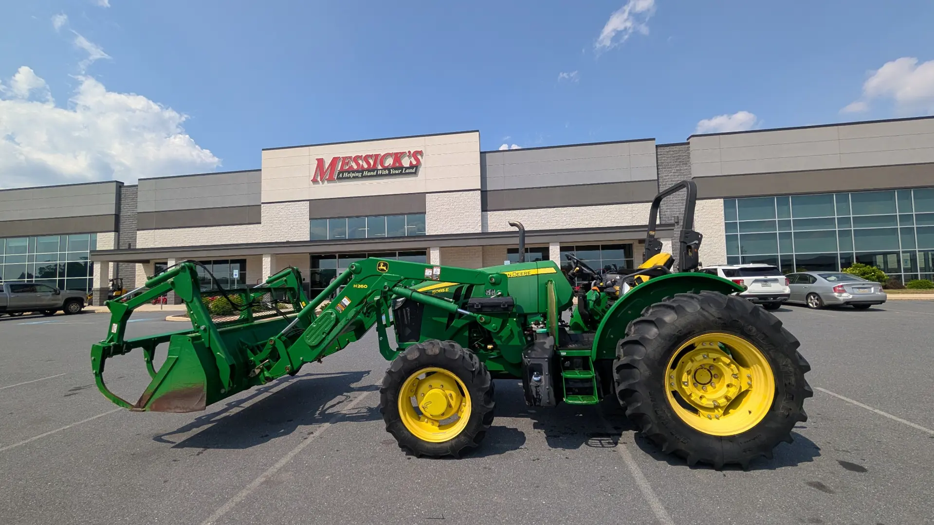 John Deere 5085E