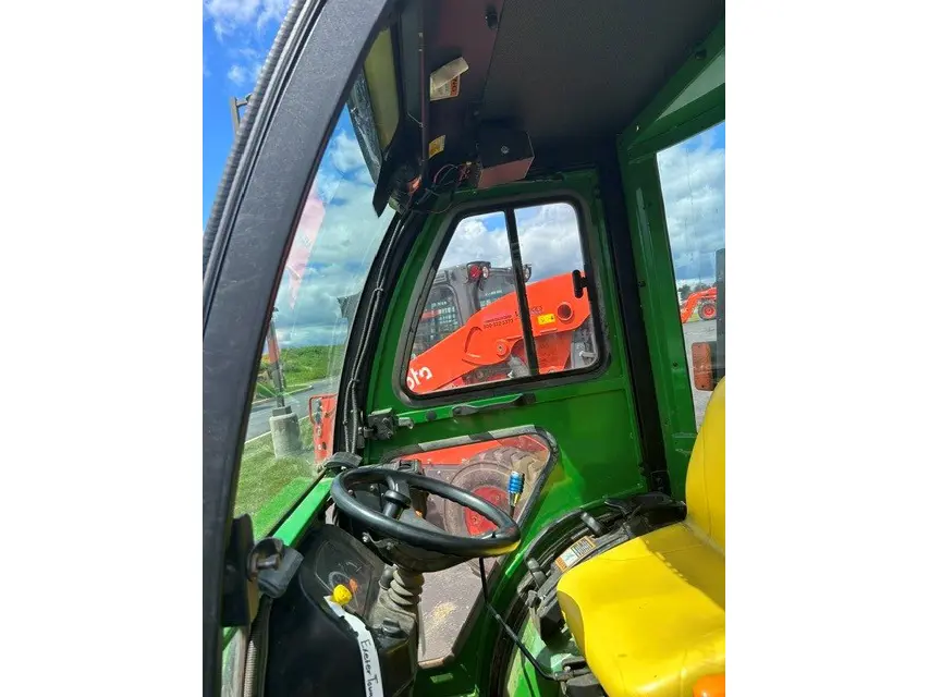 John Deere 2520