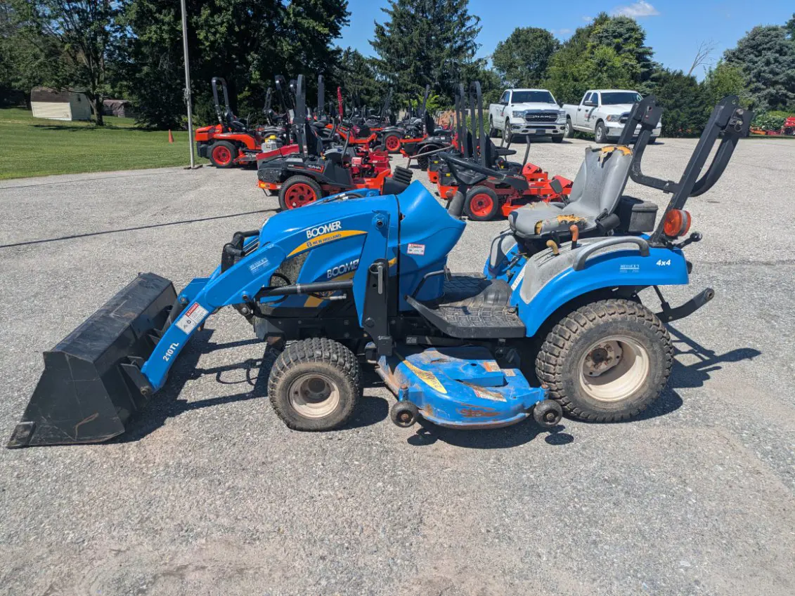 New Holland BOOMER 1025