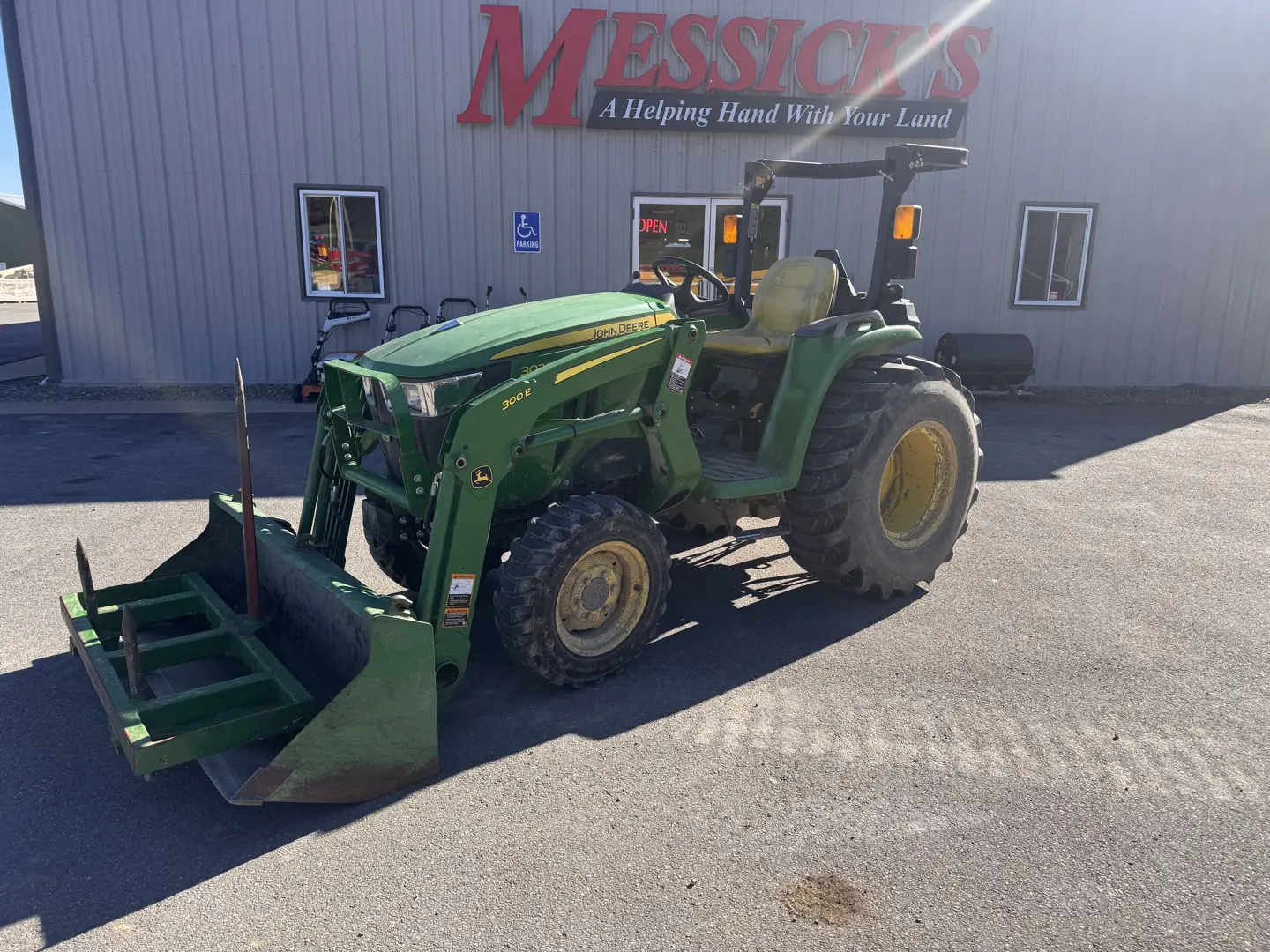 John Deere 3038E