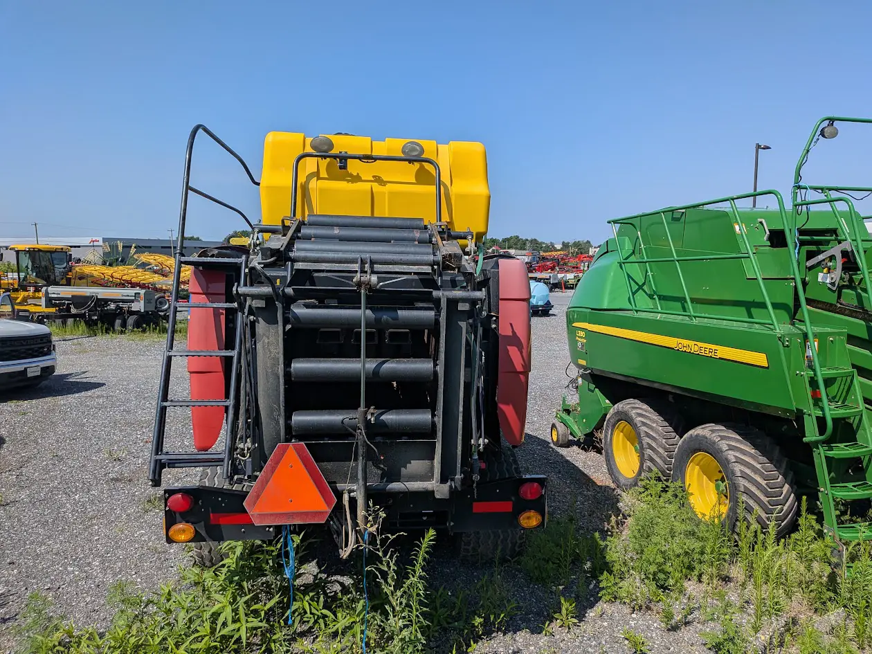 New Holland BIG BALER 330PC