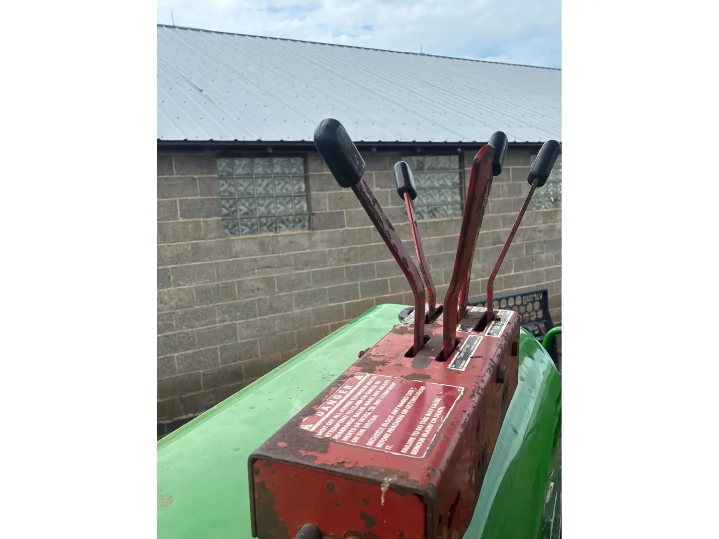 New Holland 1037